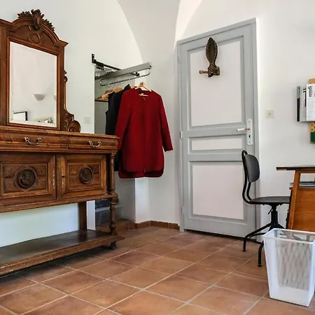 Des Antiquaires Apartment
